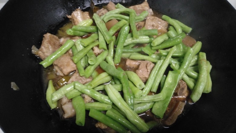 排骨豆角焖面,加入盐,放入<a style='color:red;display:inline-block;' href='/shicai/ 3639'>豆角</a>