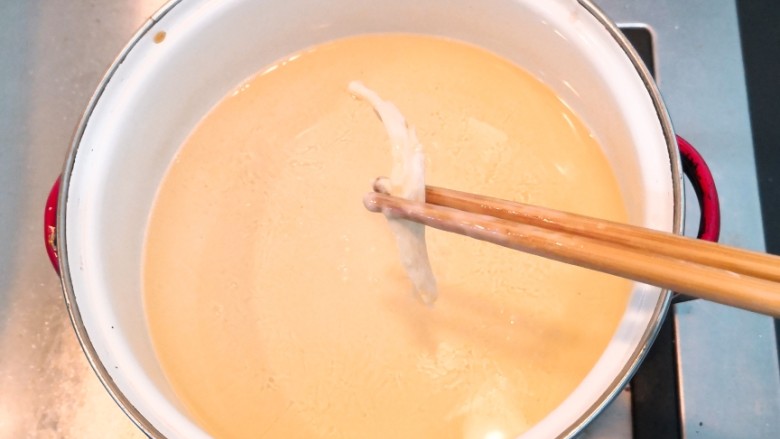 油炸杏鲍菇,油温7层热,放入杏鲍菇