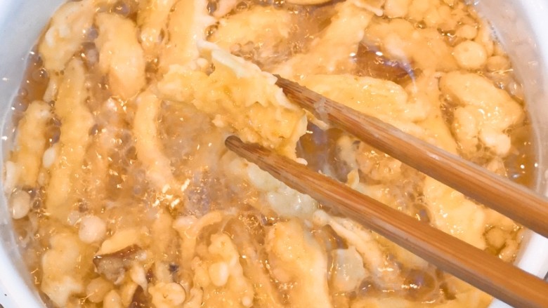 油炸杏鲍菇,把杏鲍菇炸至金黄,夹出