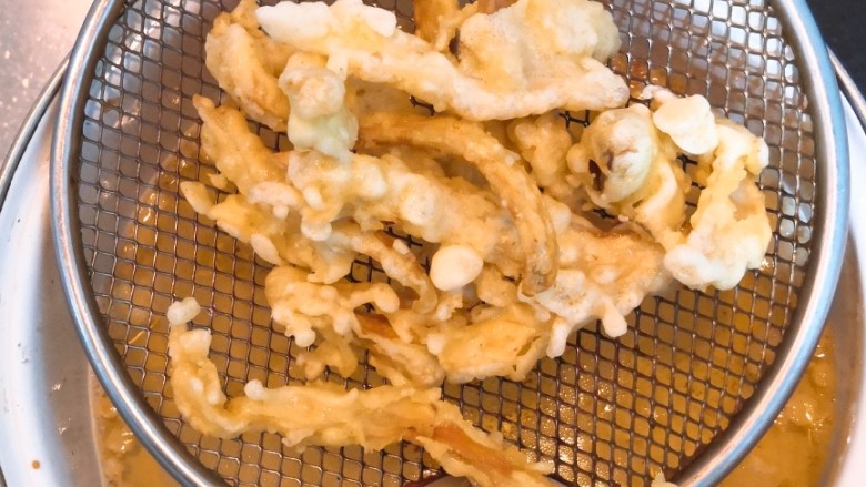 油炸杏鲍菇,夹出的杏鲍菇,沥干多余的油份