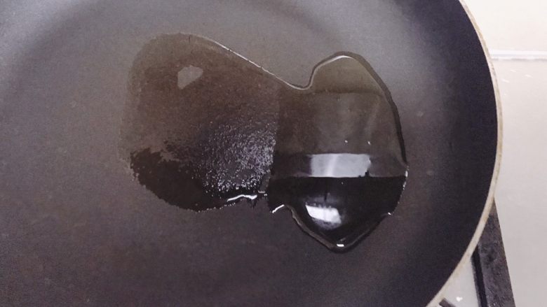 蒜泥蒸茄子,锅里少许热油,浇在上面