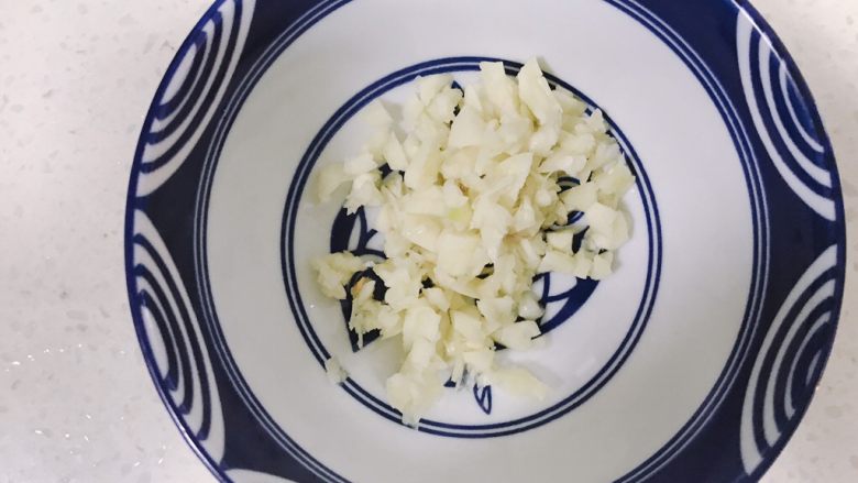 蒜泥蒸茄子,调料,碗里先放入生蒜蓉