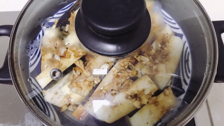 蒜泥蒸茄子,蒸锅水开后加入茄子,蒸至筷子轻松叉进
