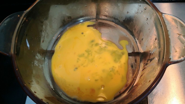 龙头鱼三鲜汤,倒入鸡蛋液,小火煎
