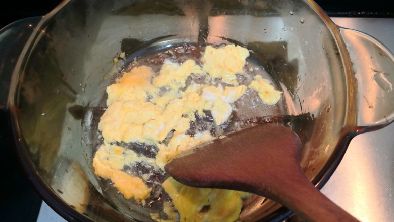 龙头鱼三鲜汤,用铲子,翻炒均匀,使鸡蛋液,凝固断生