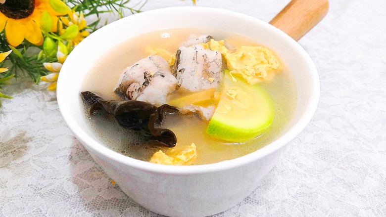 龙头鱼三鲜汤,盛出,上桌
