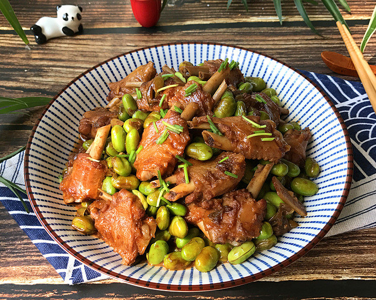 毛豆烧鸭翅,盛入碗中,再撒点葱花增香,