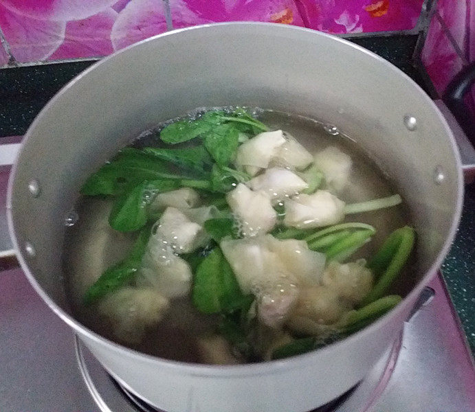 冬日暖心菜 麻辣小馄饨,大火煮开