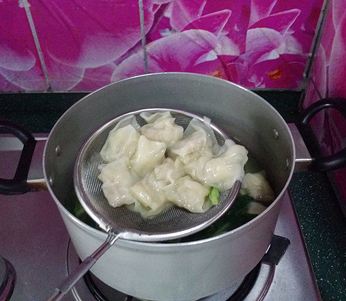 冬日暖心菜 麻辣小馄饨,用漏勺捞出