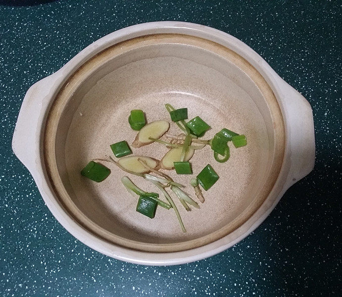 冬日暖心菜 砂锅焗鱼块,待砂锅烧热后,放入刚刚煎好的鱼块,再倒入腌鱼的卤汁