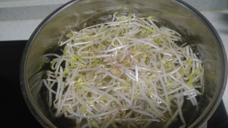 清炒绿豆芽、菠菜,锅中放入适量水,少许盐、几滴油,水开后放入绿豆芽,焯水30秒
