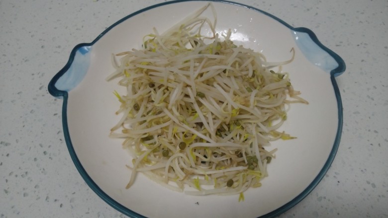 清炒绿豆芽、菠菜,捞出