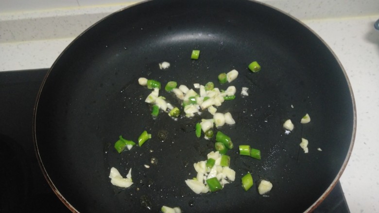 清炒绿豆芽、菠菜,锅中放入适量油,炒香尖椒、蒜