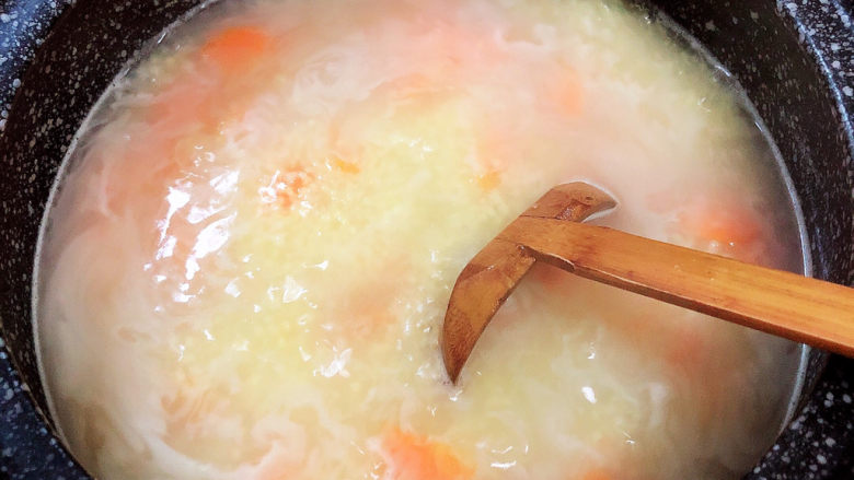 胡萝卜小米粥,盖上锅盖,小火儿继续焖煮5分钟。