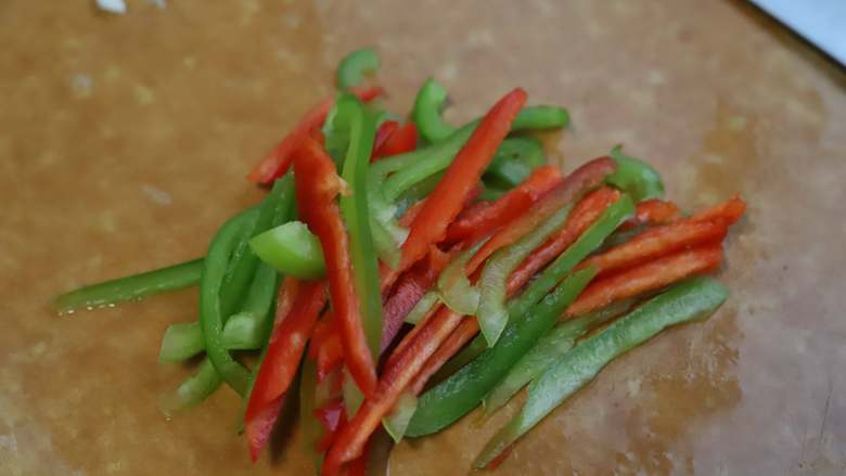 炝炒莲藕,准备一块圆<a style='color:red;display:inline-block;' href='/shicai/ 61'>青椒</a>,一块红泡椒,去籽,切成丝儿状备用。