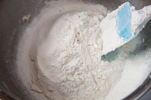 焦糖杏仁脆,筛入低筋面粉,翻拌均匀;
