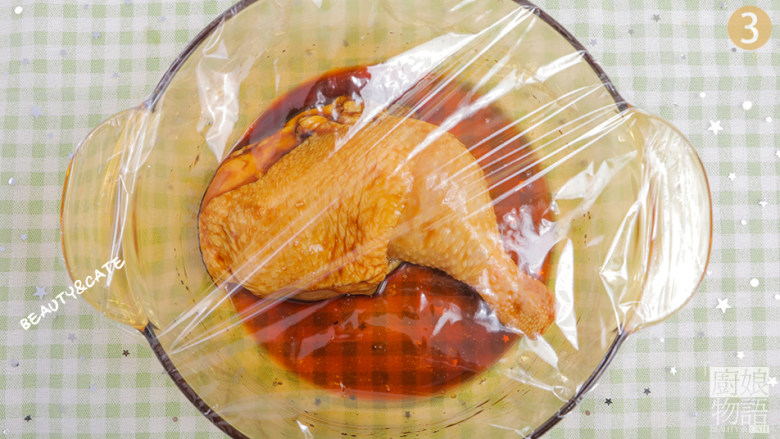 我敢保证,没人不爱吃大鸡腿!,盖上保鲜膜腌制20分钟