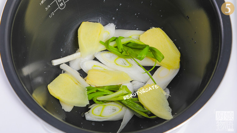 我敢保证,没人不爱吃大鸡腿!,电饭锅里放油,铺上大葱、葱结、姜片