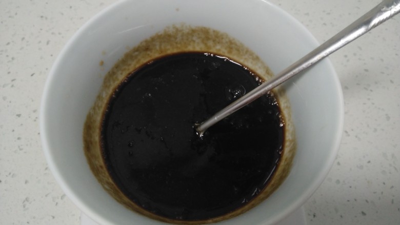 多彩圆子龟苓膏,神仙粉加入等量清水,搅拌均匀