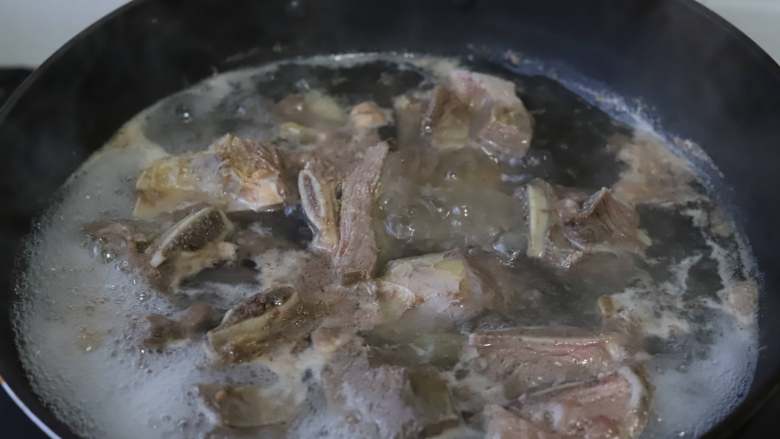 西红柿炖牛排,水烧开后可以看到水面上明显浮起很多脏泡沫,这时就可以关火了,将牛排骨取出来,用温水冲洗干净表面的杂质,煮牛排的水可以倒掉不要。