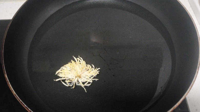 多彩圆子龟苓膏,清水放入锅中,加入菊花