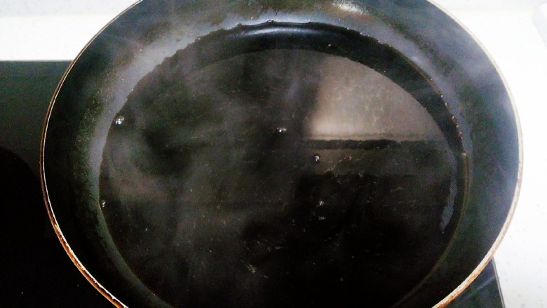 多彩圆子龟苓膏,捞出菊花,一边搅拌一边倒入神仙膏