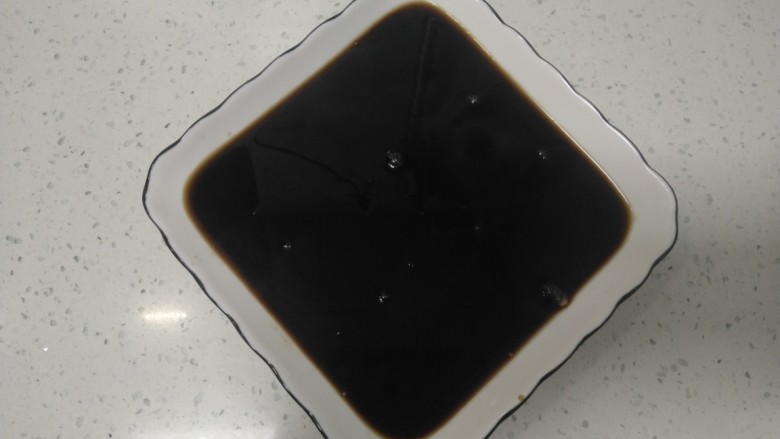 多彩圆子龟苓膏,再煮开后,再煮2分钟,要不停的搅拌,然后倒入盘子里