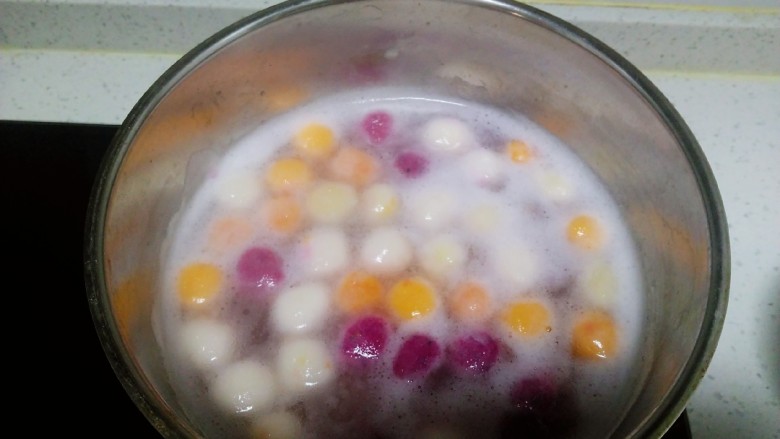 多彩圆子龟苓膏,水快开后放入圆子,煮熟