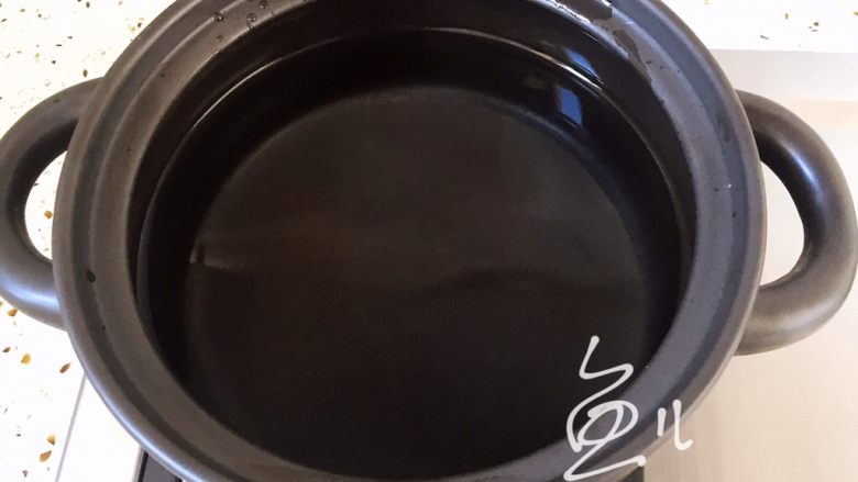 胡萝卜小米粥,砂锅倒入3/4高度的水,用中火烧煮