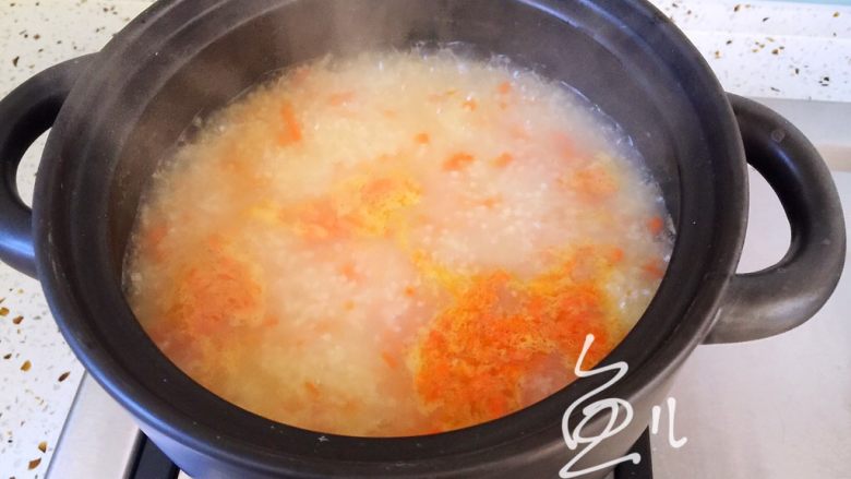 胡萝卜小米粥,熄火盖盖,焖3-5分钟