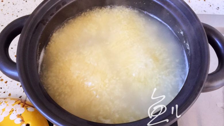 胡萝卜小米粥,粥煮10分钟后,开盖搅动几下