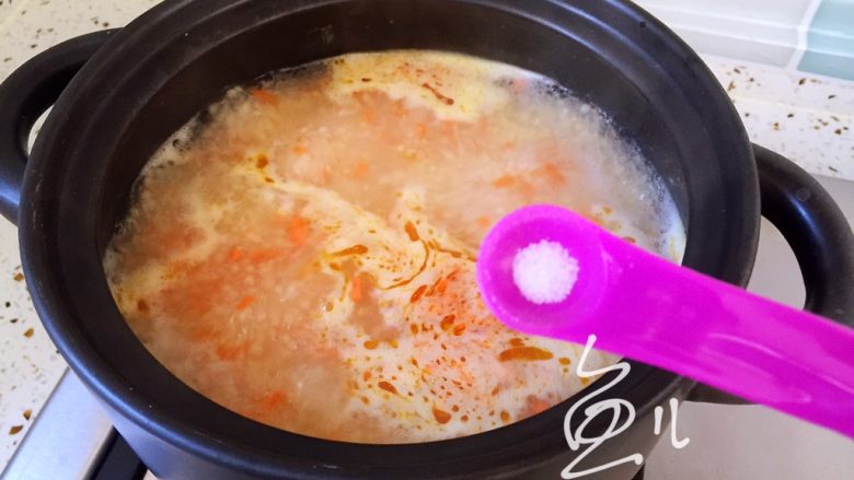 胡萝卜小米粥,放入食盐,继续开盖煮5分钟