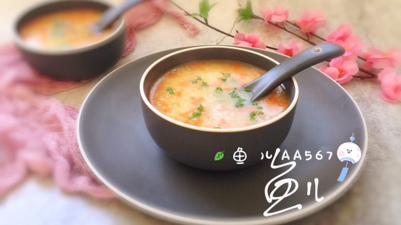 胡萝卜小米粥,盛入碗中,撒香葱食用