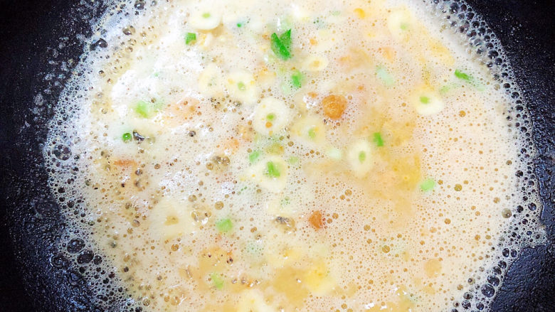 咸蛋黄豆腐,倒入200ml水,大火烧开。