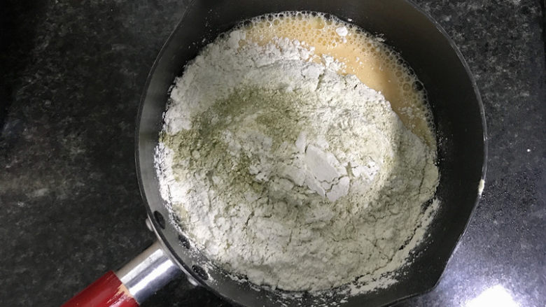 抹茶蔓越莓麻薯,倒入麻薯粉和抹茶粉
