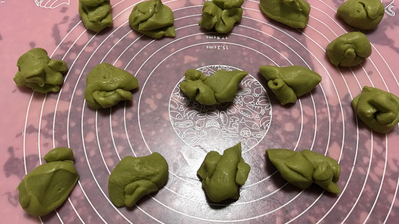 抹茶蔓越莓麻薯,分割成30克一份