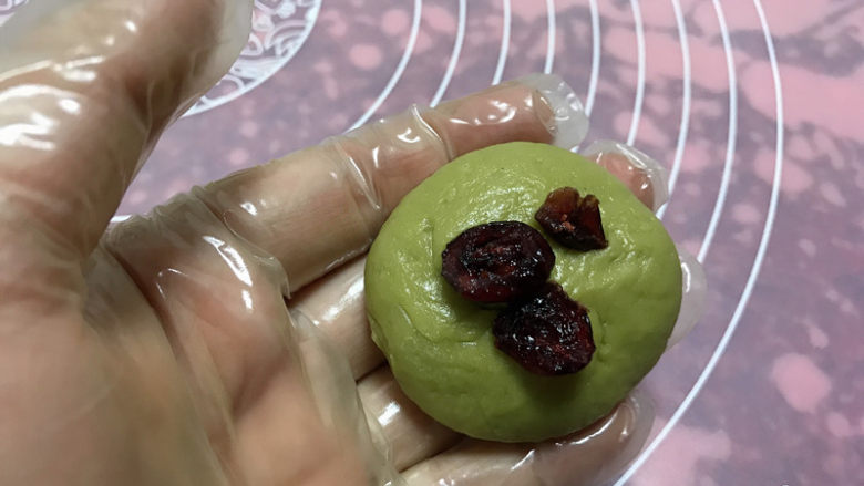 抹茶蔓越莓麻薯,包入<a style='color:red;display:inline-block;' href='/shicai/ 660'>蔓越莓</a>干