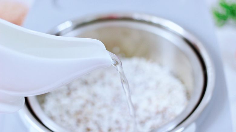 黎麦紫甘蓝时蔬饭团,这个时候倒入适量的清水,水不要超过米的1厘米以上,脱糖电饭煲的原理和我小时候吃的捞米饭是同一个道理,主要以煮、滤、洗、蒸、原理,使带有淀粉的米汤与米饭分离,通过甑子过滤到外釜,专利水循环技术,使米饭去除淀粉的同时,营养不流失。