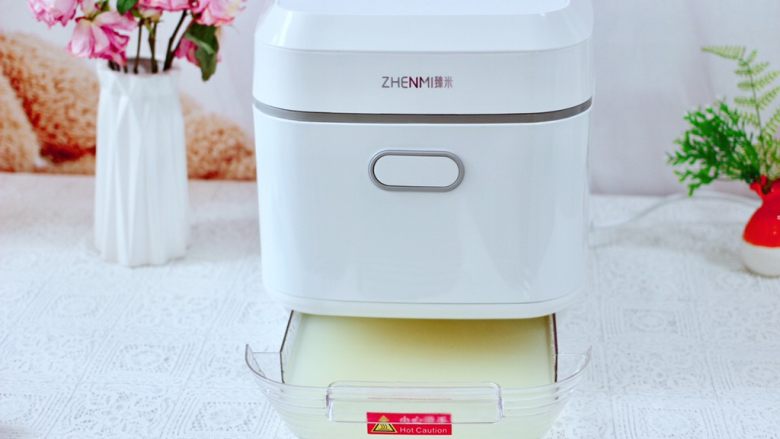 黎麦紫甘蓝时蔬饭团,这个时候取出锅底的米汤盒,如果家里有宝宝的话,米汤可以给宝宝喝,营养丰富又健康。