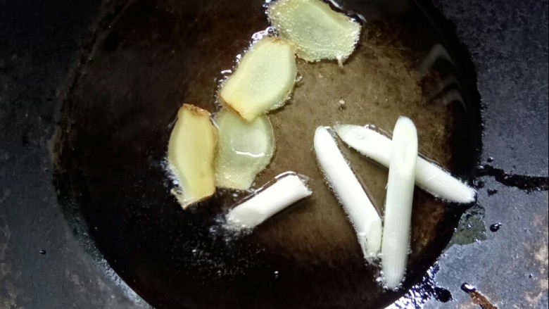 酸汤龙利鱼,炒锅倒油,放葱姜小火炒香。