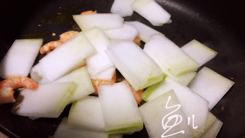 冬瓜炒虾仁,放入冬瓜片翻炒片刻