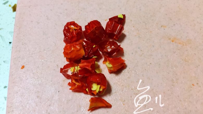 冬瓜炒虾仁,<a style='color:red;display:inline-block;' href='/shicai/ 86464'>干红辣椒</a>切段