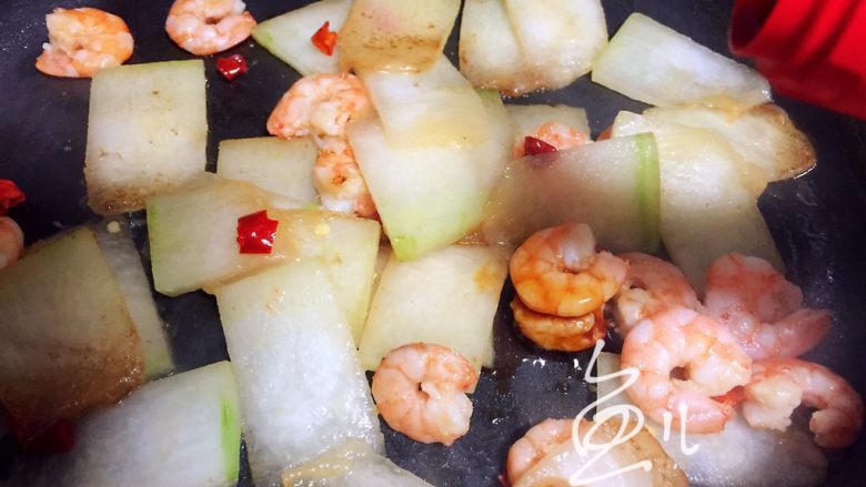 冬瓜炒虾仁,倒入<a style='color:red;display:inline-block;' href='/shicai/ 692'>酱油</a>翻炒3分钟左右
