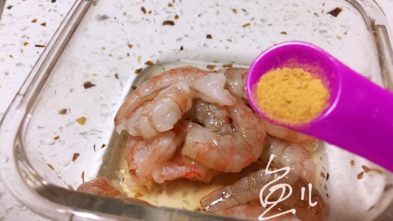 冬瓜炒虾仁,放入生姜粉