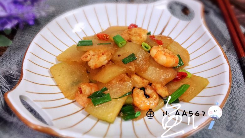 冬瓜炒虾仁,装盘食用