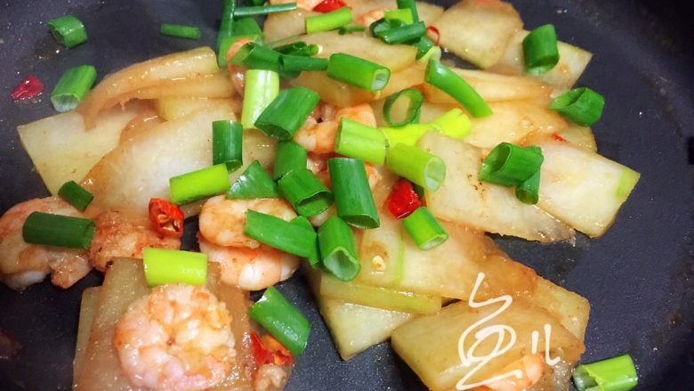 冬瓜炒虾仁,放入香葱段