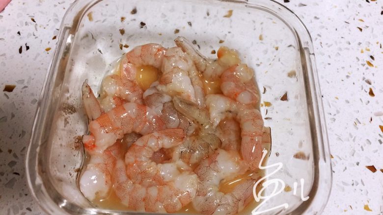 冬瓜炒虾仁,虾仁腌制10分钟