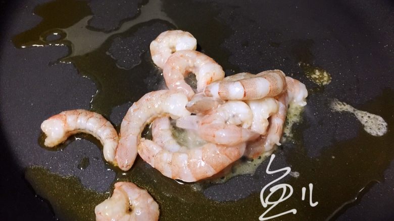 冬瓜炒虾仁,油锅烧热，放入虾仁翻炒变色