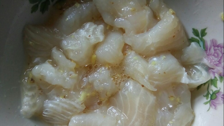 酸汤龙利鱼,<a style='color:red;display:inline-block;' href='/shicai/ 5631'>龙利鱼柳</a>切片,加盐、姜粒码味,加蛋清拌匀。
