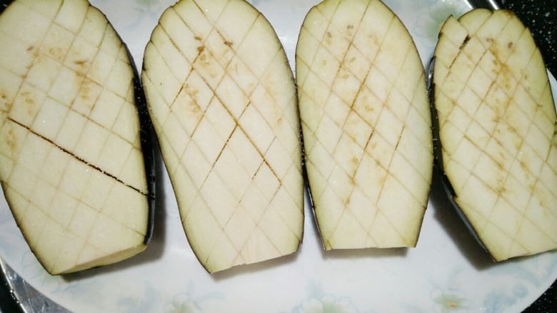 蒜泥蒸茄子,每片切好后摆盘,再撒点盐用手抹均匀
